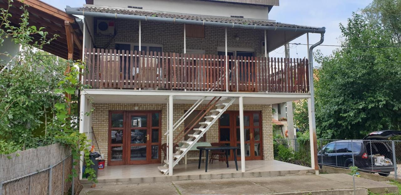 Sarga311 Ueduelohaz Szeged Villa Екстериор снимка