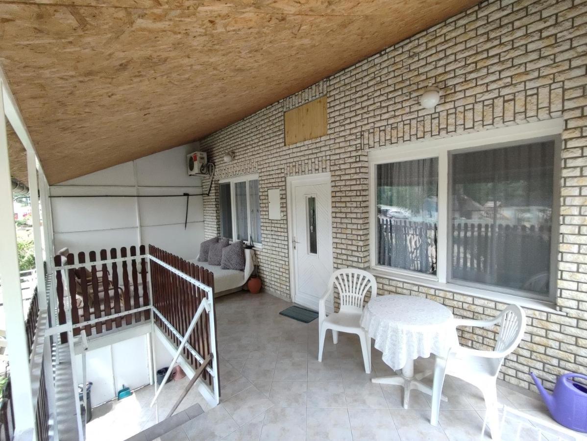 Sarga311 Ueduelohaz Szeged Villa Екстериор снимка